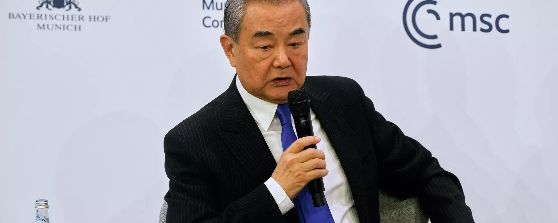 O ministro das Relações Exteriores da China, Wang Yi, discursa durante a Conferência de Segurança de Munique, Alemanha, 14 de fevereiro de 2026 O ministro das Relações Exteriores da China, Wang Yi, discursa durante a Conferência de Segurança de Munique, Alemanha, 14 de fevereiro de 2026 - Sputnik Brasil, 1920, 15.02.2026