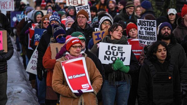 Manifestantes protestam contra a presença do ICE em Minnesota, em fevereiro de 2026 - Sputnik Brasil