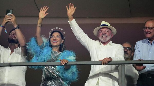 O presidente do Brasil, Luiz Inácio Lula da Silva, acena para o público no Sambódromo da Marques de Sapucaí, no Rio de Janeiro. A escola de samba Acadêmicos de Niterói homenageou o presidente no desfile de 2026 - Sputnik Brasil