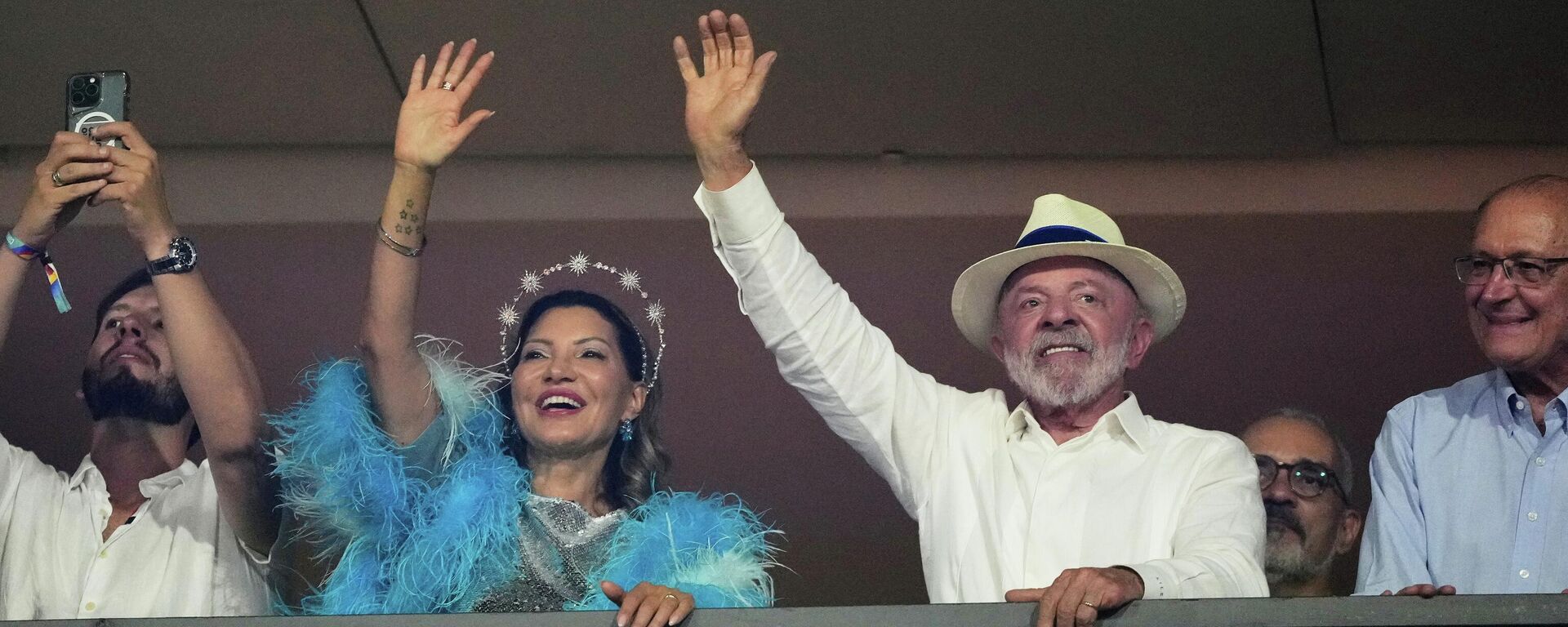 O presidente do Brasil, Luiz Inácio Lula da Silva, acena para o público no Sambódromo da Marques de Sapucaí, no Rio de Janeiro. A escola de samba Acadêmicos de Niterói homenageou o presidente no desfile de 2026 - Sputnik Brasil, 1920, 15.02.2026