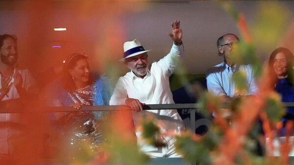 O presidente brasileiro Luiz Inácio Lula da Silva assiste ao desfile da escola de samba Acadêmicos de Niterói em sua homenagem, durante as festividades de Carnaval no Sambódromo, no Rio de Janeiro, 15 de fevereiro de 2026 - Sputnik Brasil