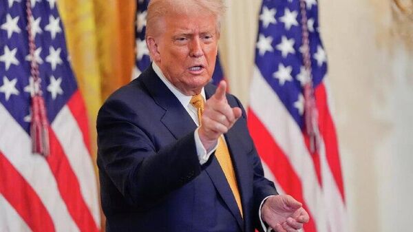 Para a Ucrânia é melhor que se sente à mesa das negociações rapidamente, aconselha Trump - Sputnik Brasil