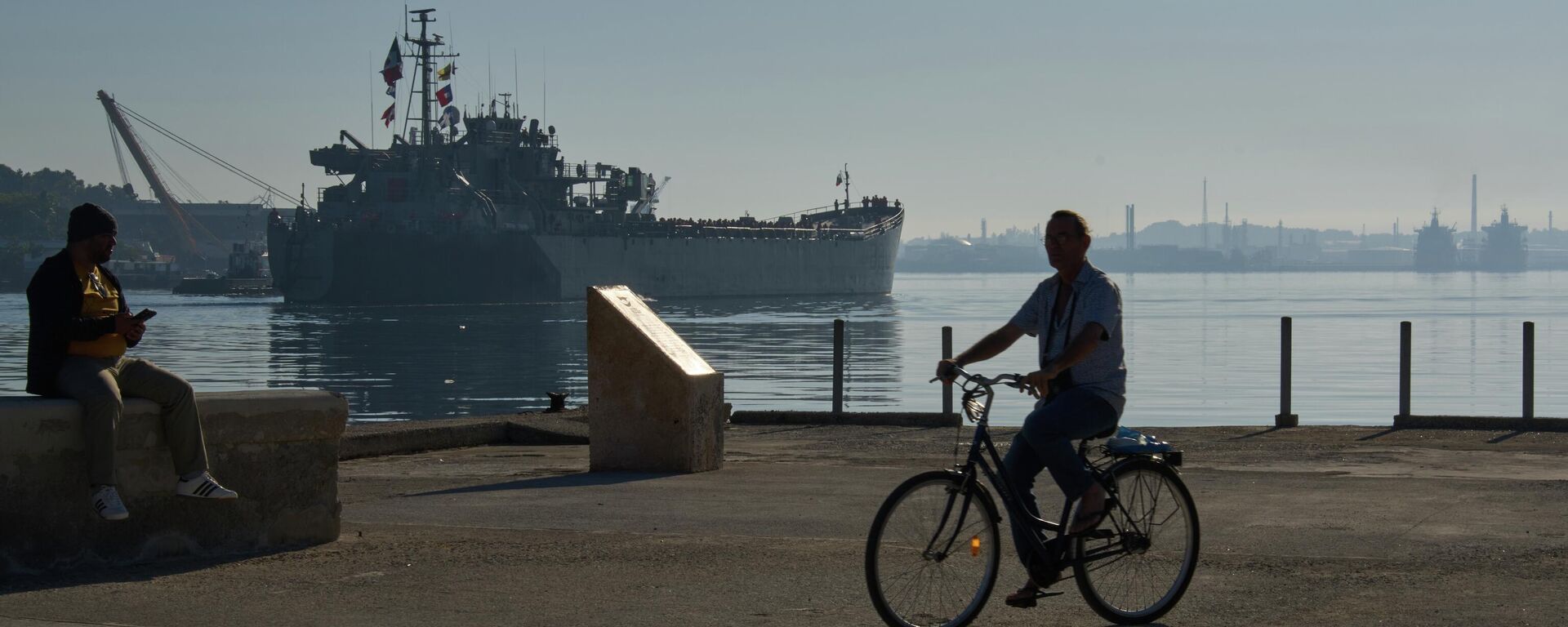 Um homem anda de bicicleta ao longo da Baía de Havana, onde o navio da Marinha Mexicana Isla Holbox chega a Cuba, transportando ajuda humanitária, segundo o governo do México, 12 de fevereiro de 2026 Um homem anda de bicicleta ao longo da Baía de Havana, onde o navio da Marinha Mexicana Isla Holbox chega a Cuba, transportando ajuda humanitária, segundo o governo do México, 12 de fevereiro de 2026 - Sputnik Brasil, 1920, 18.02.2026