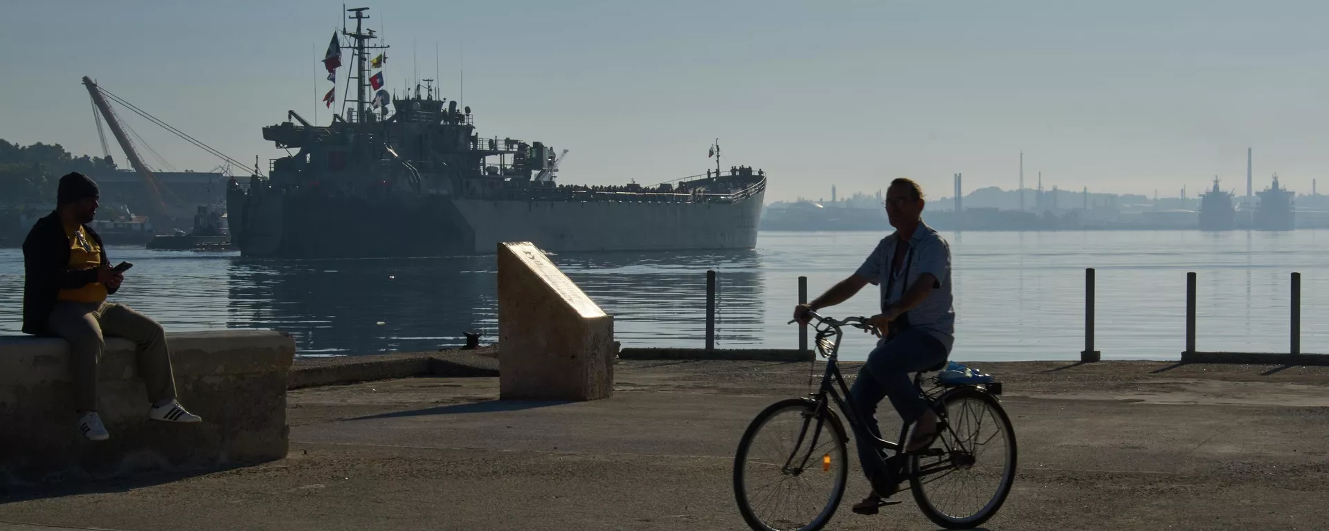 Um homem anda de bicicleta ao longo da Baía de Havana, onde o navio da Marinha Mexicana Isla Holbox chega a Cuba, transportando ajuda humanitária, segundo o governo do México, 12 de fevereiro de 2026 - Sputnik Brasil, 1920, 18.02.2026