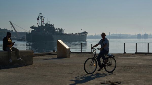 Um homem anda de bicicleta ao longo da Baía de Havana, onde o navio da Marinha Mexicana Isla Holbox chega a Cuba, transportando ajuda humanitária, segundo o governo do México, 12 de fevereiro de 2026 - Sputnik Brasil