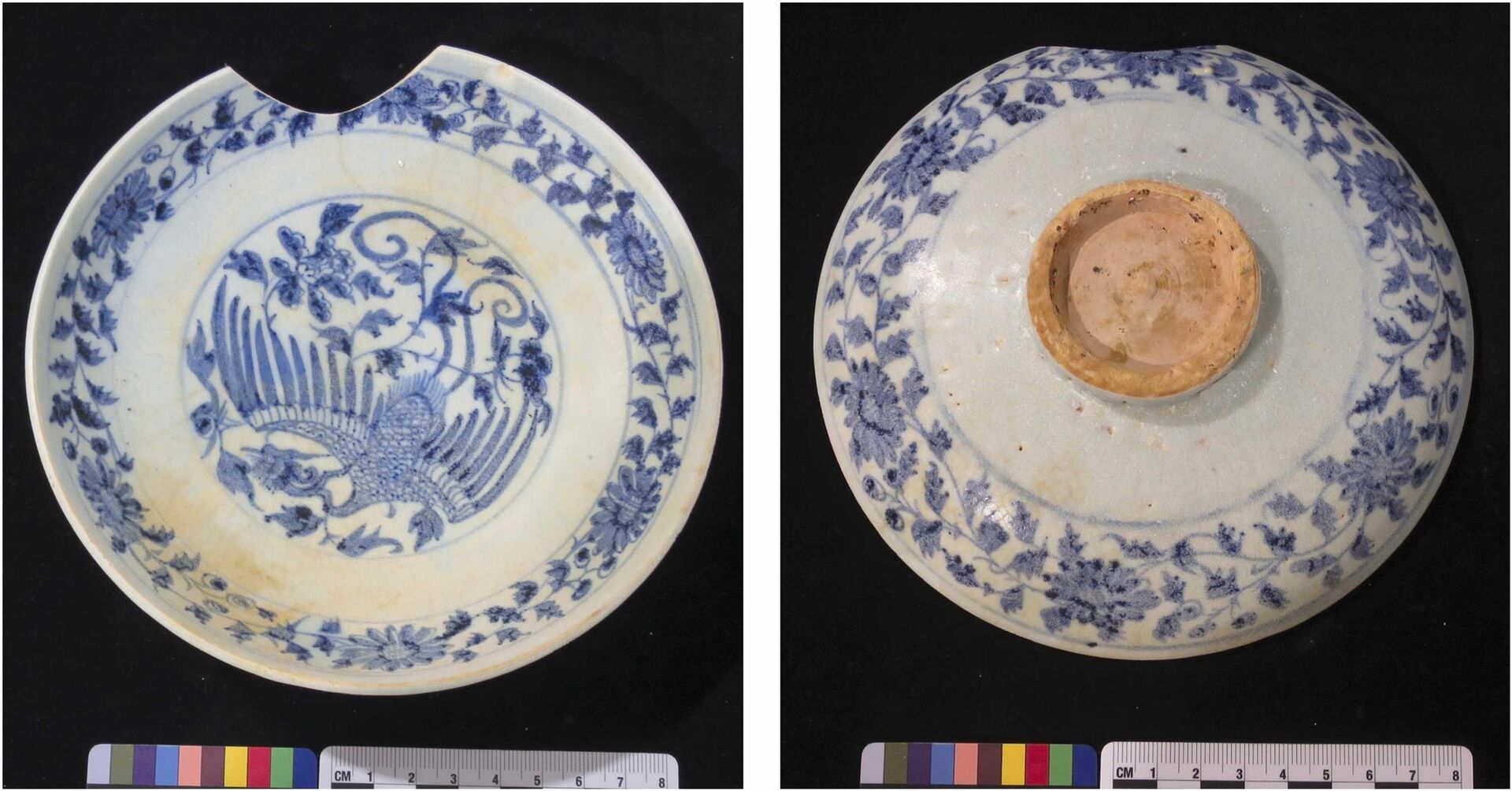 Prato pequeno de porcelana azul e branca com uma fênix no centro e faixa decorativa de crisântemos na borda. - Sputnik Brasil, 1920, 18.02.2026