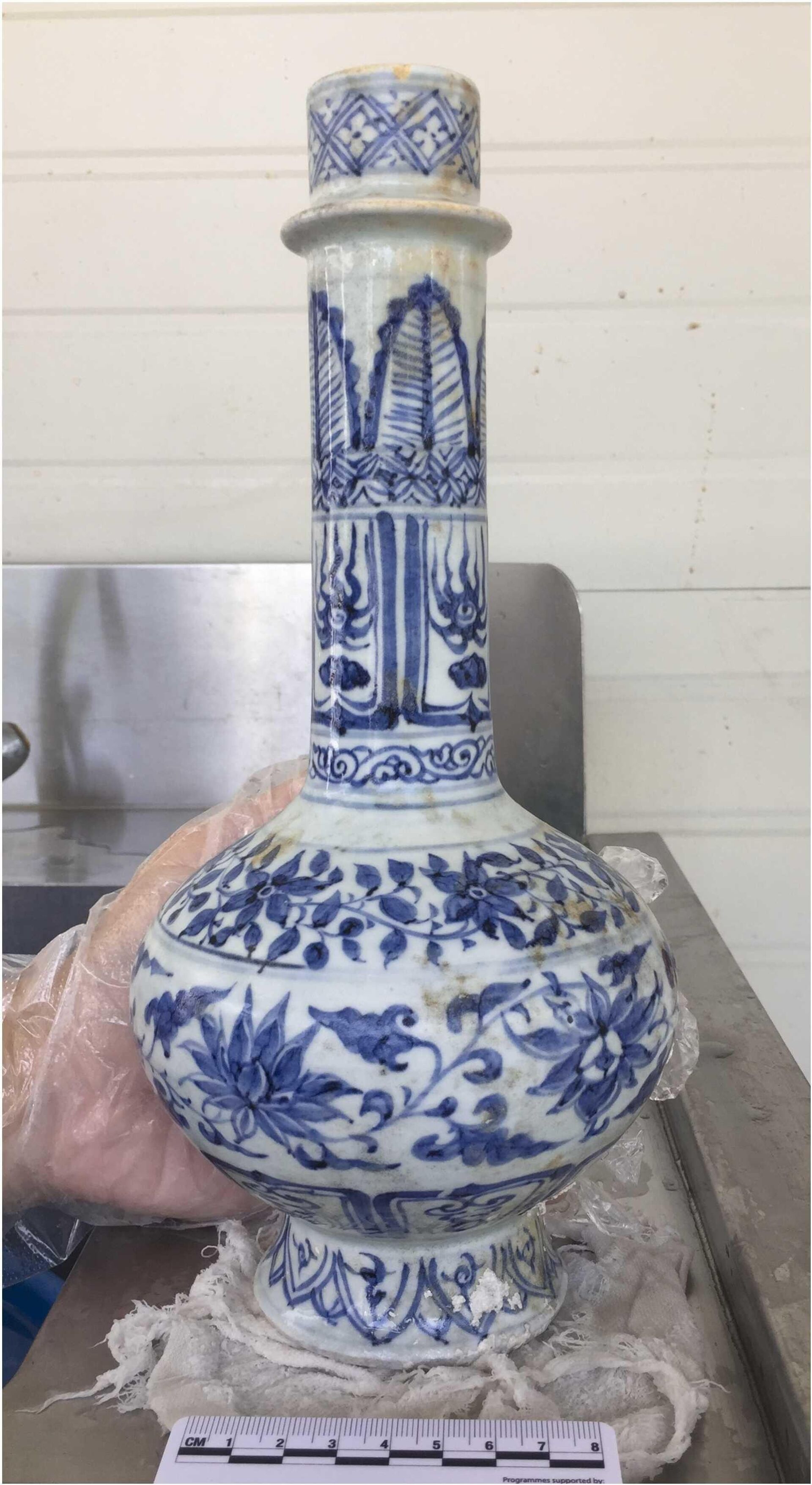 Garrafa intacta com gargalo flangeado durante o processo de limpeza. - Sputnik Brasil, 1920, 18.02.2026