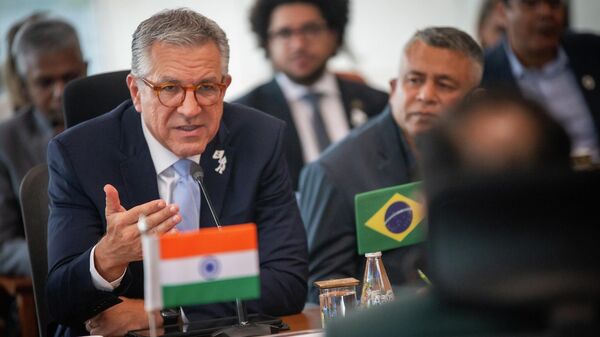 Ministro da Saúde, Alexandre Padilha, durante reunião com representantes do setor de medicamentos da Índia. 18 de fevereiro de 2026 - Sputnik Brasil