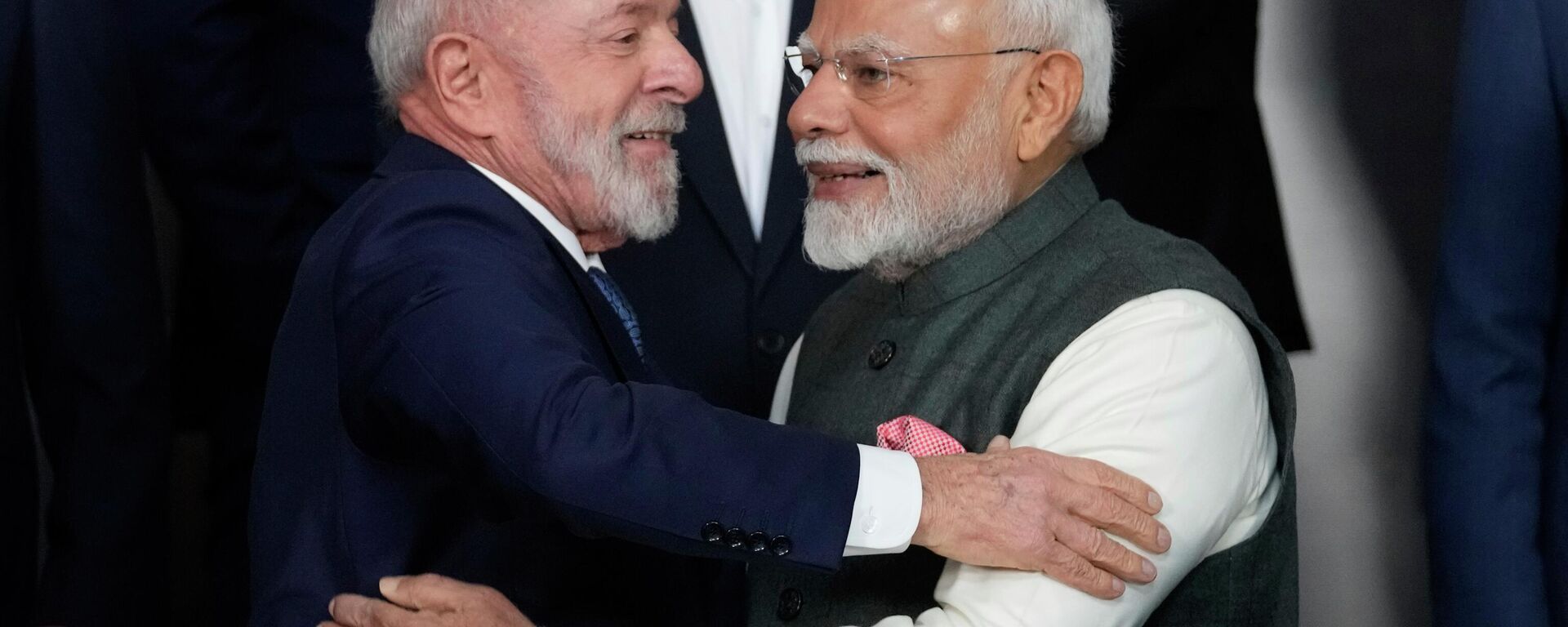 O presidente brasileiro Luiz Inácio Lula da Silva (E), cumprimenta o primeiro-ministro indiano Narendra Modi antes de uma foto de grupo durante a 17ª cúpula anual do BRICS no Rio de Janeiro, 7 de julho de 2025 - Sputnik Brasil, 1920, 19.02.2026
