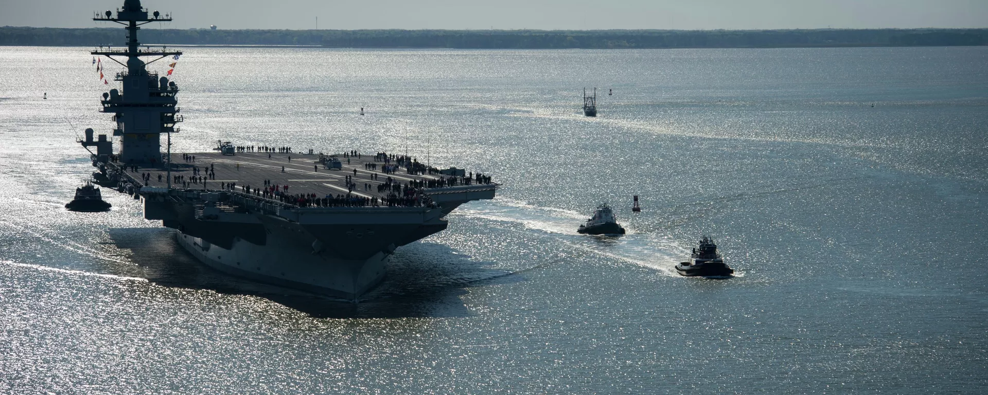 Na foto, o USS Gerald R. Ford iniciou o primeiro de seus testes no mar para avaliar diversos sistemas de última geração com sua própria propulsão pela primeira vez, em Newport News, Virgínia, 8 de abril de 2017 Na foto, o USS Gerald R. Ford iniciou o primeiro de seus testes no mar para avaliar diversos sistemas de última geração com sua própria propulsão pela primeira vez, em Newport News, Virgínia, 8 de abril de 2017 - Sputnik Brasil, 1920, 19.02.2026