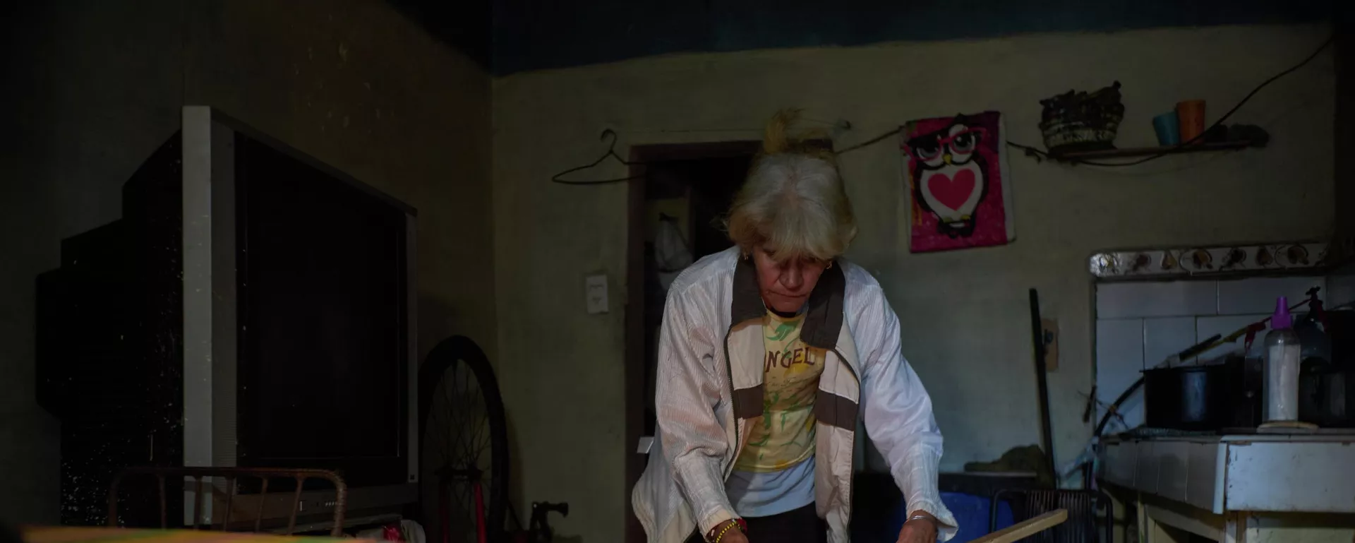 Cubana acende brasas para preparar o jantar durante um apagão programado para racionar energia em Santa Cruz del Norte. Cuba, 3 de fevereiro de 2026 - Sputnik Brasil, 1920, 19.02.2026