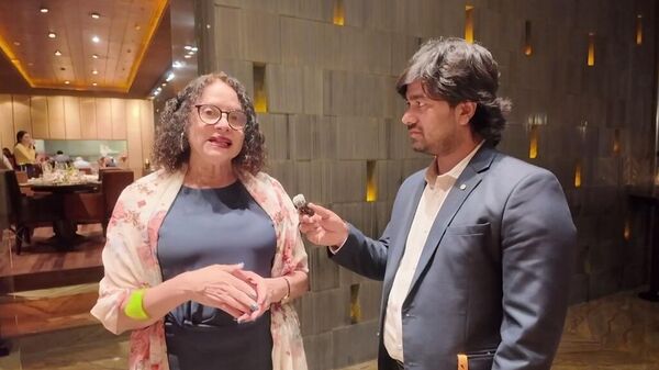 Ministra da Ciência, Tecnologia e Inovação, Luciana Santos, em entrevista à Sputnik Brasil, durante visita à Índia. 20 de fevereiro de 2026. - Sputnik Brasil