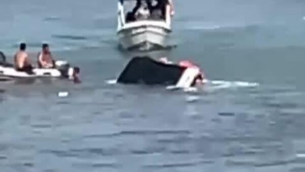 Lancha naufraga em Angra dos Reis e 12 pessoas são resgatadas - Sputnik Brasil