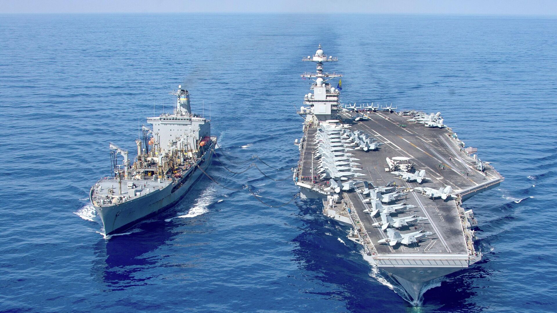 O porta-aviões USS Gerald R. Ford reabastece em voo a partir do navio petroleiro de reabastecimento USNS Laramie, no leste do mar Mediterrâneo, 11 de outubro de 2023 O porta-aviões USS Gerald R. Ford reabastece em voo a partir do navio petroleiro de reabastecimento USNS Laramie, no leste do mar Mediterrâneo, 11 de outubro de 2023 - Sputnik Brasil, 1920, 22.02.2026