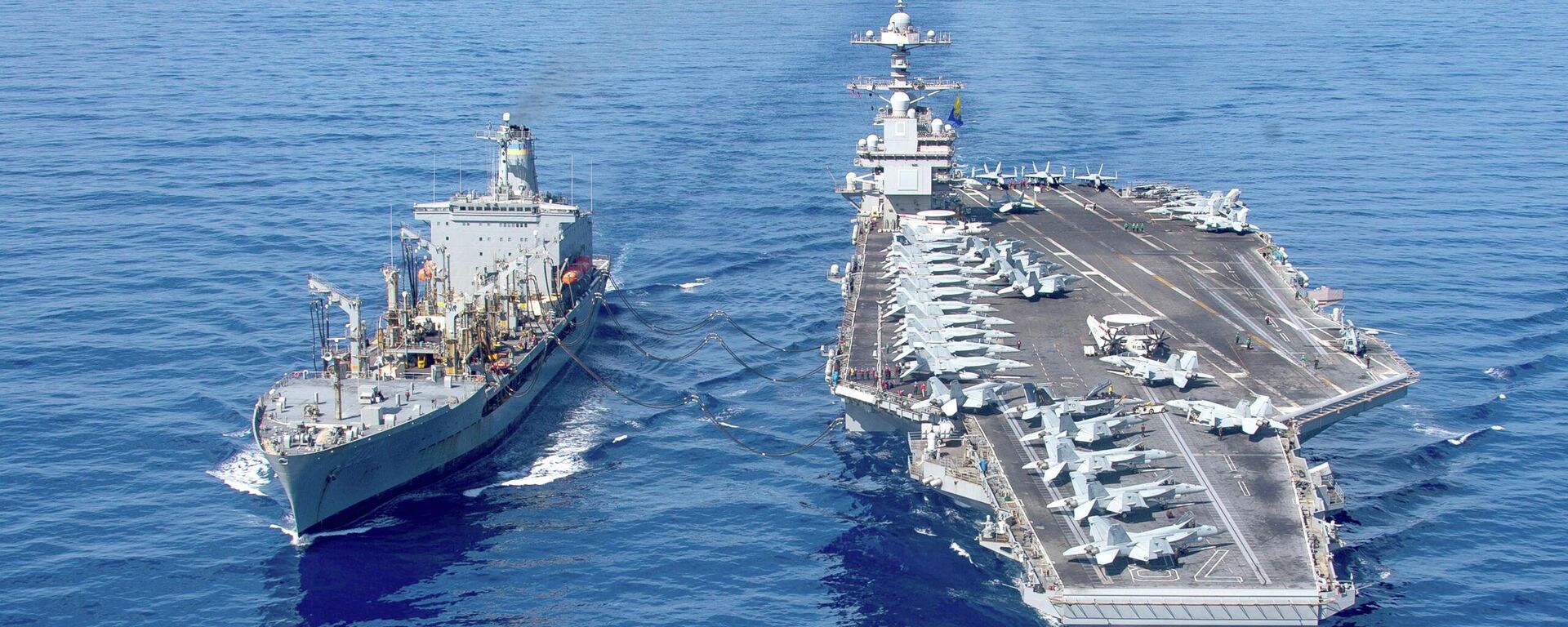 O porta-aviões USS Gerald R. Ford reabastece em voo a partir do navio petroleiro de reabastecimento USNS Laramie, no leste do mar Mediterrâneo, 11 de outubro de 2023 - Sputnik Brasil, 1920, 22.02.2026