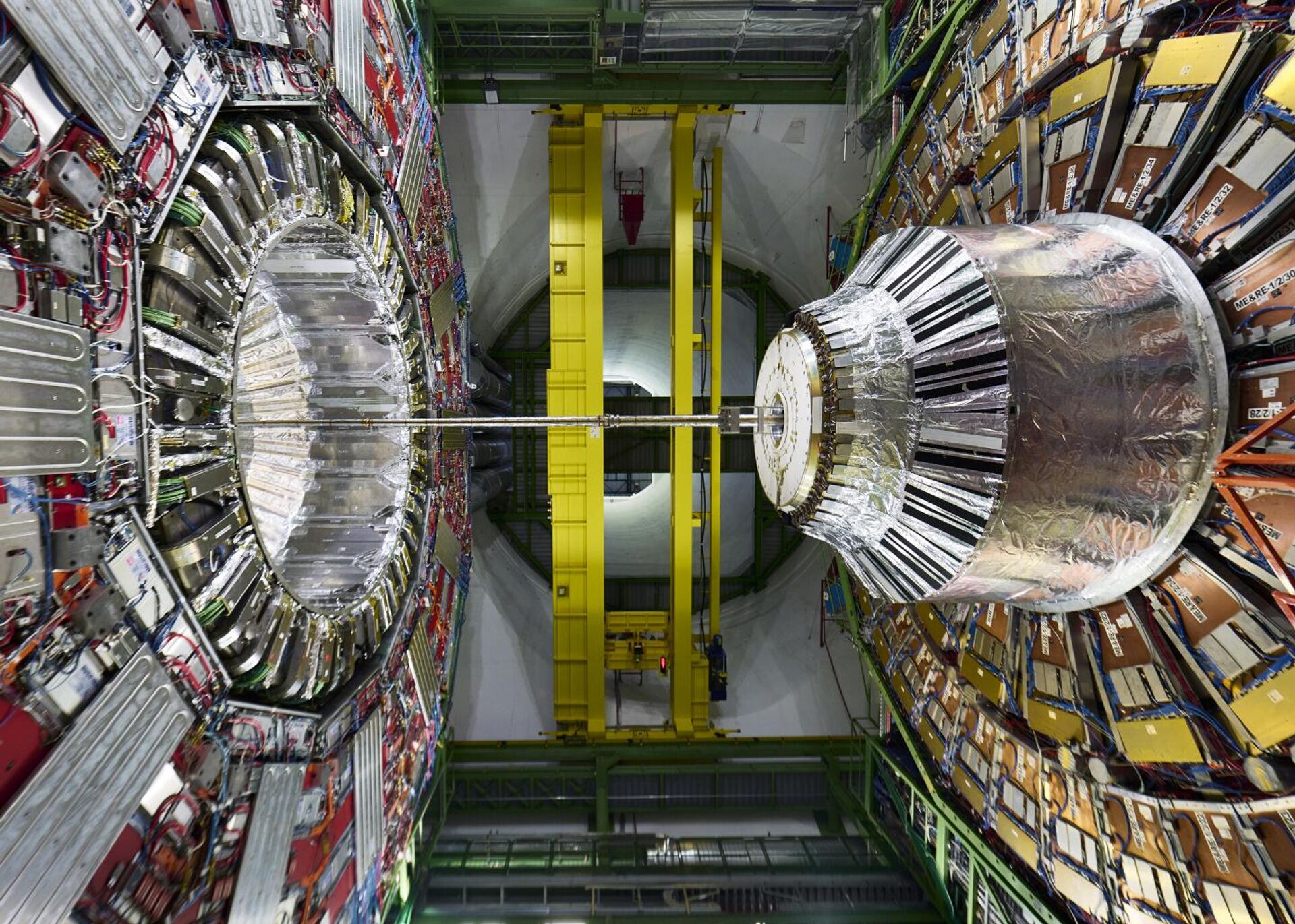 O Compact Muon Solenoid (CMS) é um dos dois maiores detectores de partículas instalados no Grande Colisor de Hádrons (LHC), no CERN O Compact Muon Solenoid (CMS) é um dos dois maiores detectores de partículas instalados no Grande Colisor de Hádrons (LHC), no CERN