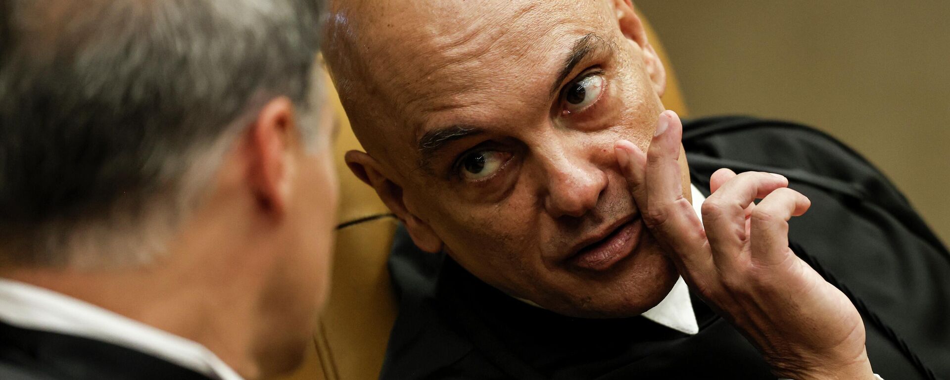  O ministro do Supremo Tribunal Federal (STF), Alexandre de Moraes, conversa com um colega durante a abertura do Ano Judiciário de 2026 no plenário do STF, Brasília, 2 de fevereiro de 2026 - Sputnik Brasil, 1920, 22.03.2026