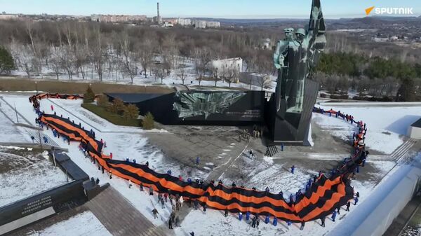 Donetsk celebra Dia do Defensor da Pátria com fita de 200 m em volta do maior monumento da cidade - Sputnik Brasil