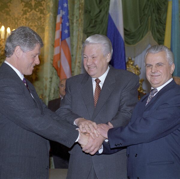 O presidente dos EUA, Bill Clinton, à esquerda, o presidente russo, Boris Yeltsin, no meio, e o presidente ucraniano, Leonid Kravchuk, à direita, após a assinatura da Declaração Trilateral, em 14 de janeiro de 1994, em Moscou. O presidente dos EUA, Bill Clinton, à esquerda, o presidente russo, Boris Yeltsin, no meio, e o presidente ucraniano, Leonid Kravchuk, à direita, após a assinatura da Declaração Trilateral, em 14 de janeiro de 1994, em Moscou. - Sputnik Brasil