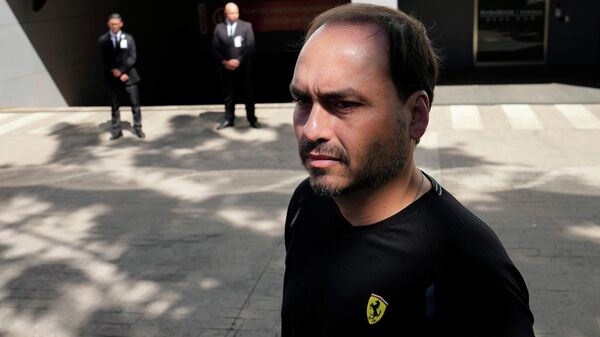 Carlos Bolsonaro, filho do ex-presidente Jair Bolsonaro, aguarda sua chegada em frente ao hospital para onde será transferido da prisão para uma cirurgia no dia seguinte, em Brasília, 24 de dezembro de 2025 Carlos Bolsonaro, filho do ex-presidente Jair Bolsonaro, aguarda sua chegada em frente ao hospital para onde será transferido da prisão para uma cirurgia no dia seguinte, em Brasília, 24 de dezembro de 2025 - Sputnik Brasil