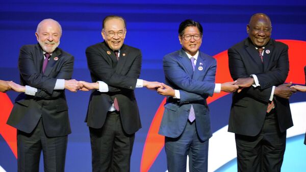 O presidente do Brasil, Luiz Inácio Lula da, o primeiro-ministro da Malásia, Anwar Ibrahim, o presidente das Filipinas, Ferdinand Marcos Jr., e o presidente da África do Sul, Cyril Ramaphosa, posam para uma foto durante a cerimônia de abertura da 47ª Cúpula da ASEAN em Kuala Lumpur, Malásia. - Sputnik Brasil