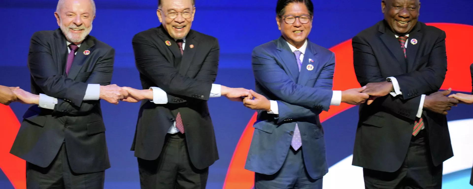 O presidente do Brasil, Luiz Inácio Lula da, o primeiro-ministro da Malásia, Anwar Ibrahim, o presidente das Filipinas, Ferdinand Marcos Jr., e o presidente da África do Sul, Cyril Ramaphosa, posam para uma foto durante a cerimônia de abertura da 47ª Cúpula da ASEAN em Kuala Lumpur, Malásia. - Sputnik Brasil, 1920, 25.02.2026