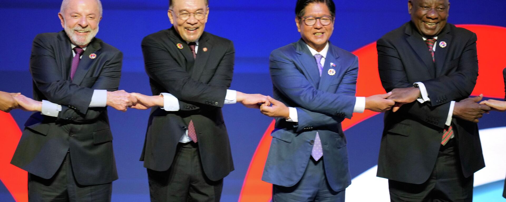 O presidente do Brasil, Luiz Inácio Lula da, o primeiro-ministro da Malásia, Anwar Ibrahim, o presidente das Filipinas, Ferdinand Marcos Jr., e o presidente da África do Sul, Cyril Ramaphosa, posam para uma foto durante a cerimônia de abertura da 47ª Cúpula da ASEAN em Kuala Lumpur, Malásia. - Sputnik Brasil, 1920, 25.02.2026