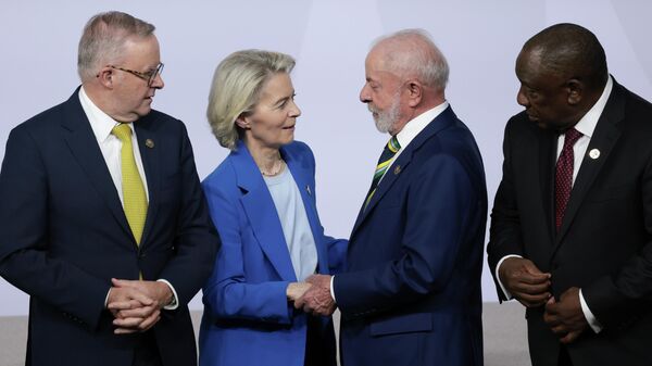 O presidente do Brasil, Luiz Inácio Lula da Silva, conversa com a presidente da Comissão Europeia, Ursula von der Leyen, ao lado do primeiro-ministro da Austrália, Anthony Albanese, à esquerda, e do presidente da África do Sul, Cyril Ramaphosa, enquanto os líderes posam para uma foto em grupo, no dia da abertura da Cúpula de Líderes do G20, em Joanesburgo, África do Sul. - Sputnik Brasil