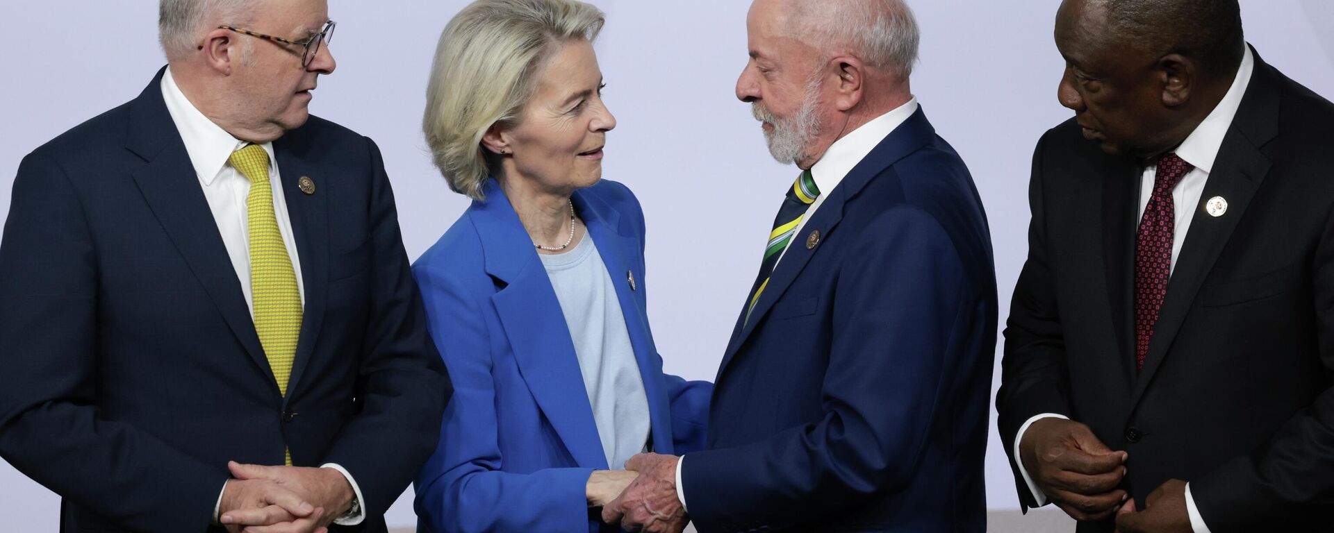 O presidente do Brasil, Luiz Inácio Lula da Silva, conversa com a presidente da Comissão Europeia, Ursula von der Leyen, ao lado do primeiro-ministro da Austrália, Anthony Albanese, à esquerda, e do presidente da África do Sul, Cyril Ramaphosa, enquanto os líderes posam para uma foto em grupo, no dia da abertura da Cúpula de Líderes do G20, em Joanesburgo, África do Sul. - Sputnik Brasil, 1920, 25.02.2026