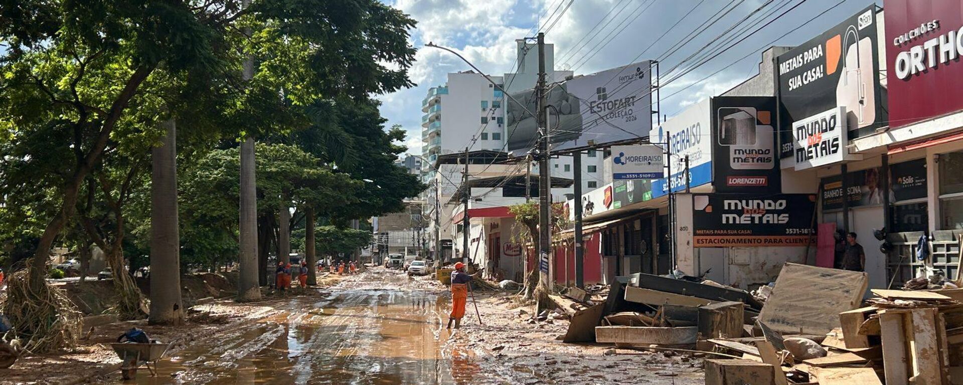 Rua principal no Centro de Ubá ficou totalmente destruída após alagamento atingir casas e comércios. 25 de fevereiro de 2025 - Sputnik Brasil, 1920, 26.02.2026