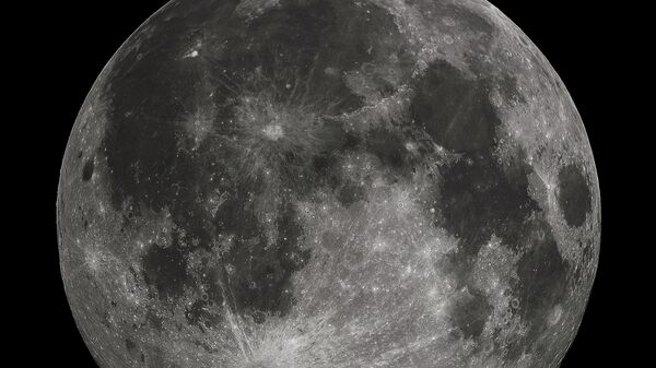 As planícies lunares escuras e relativamente sem características marcantes, claramente visíveis a olho nu, são vastas poças solidificadas de lava antiga chamadas mares lunares - Sputnik Brasil