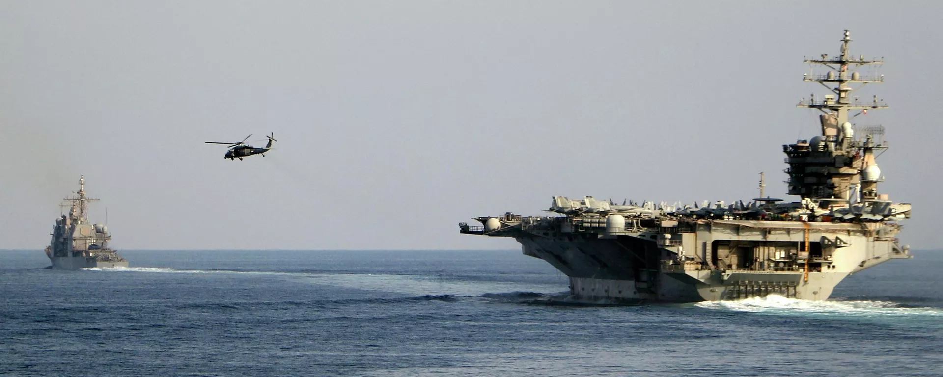 Arquivo: o porta-aviões USS Dwight D. Eisenhower e outros navios de guerra cruzam o estreito de Ormuz em direção ao golfo Pérsico, 26 de novembro de 2023 - Sputnik Brasil, 1920, 05.05.2026