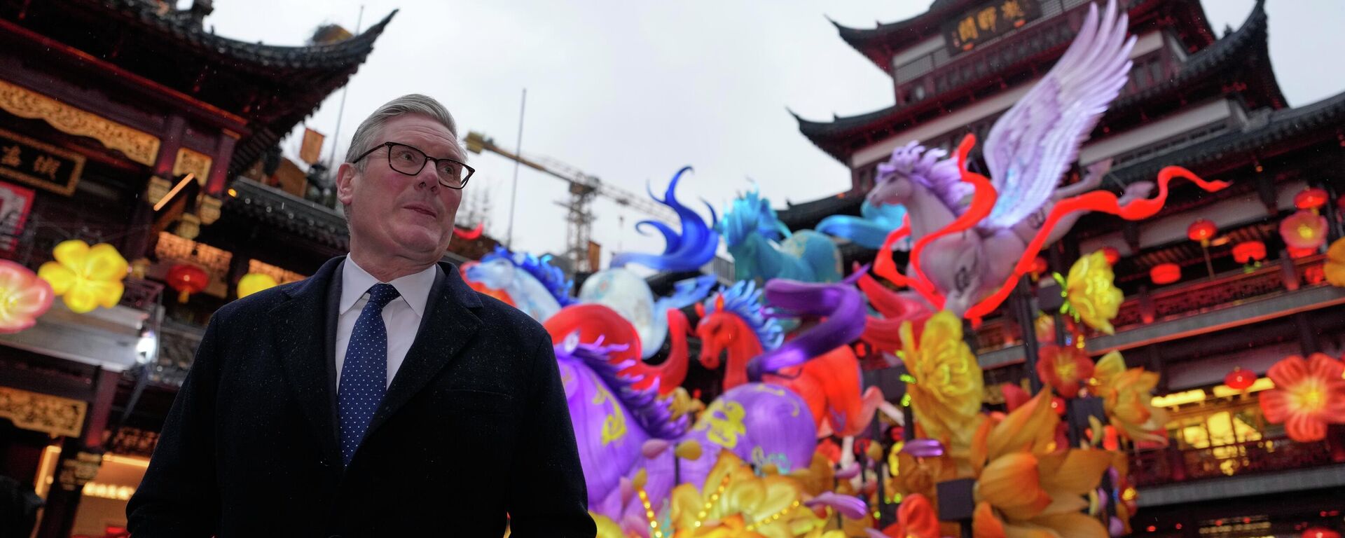 O primeiro-ministro britânico, Keir Starmer, visita os Jardins Yuyuan em Xangai, China. - Sputnik Brasil, 1920, 26.02.2026