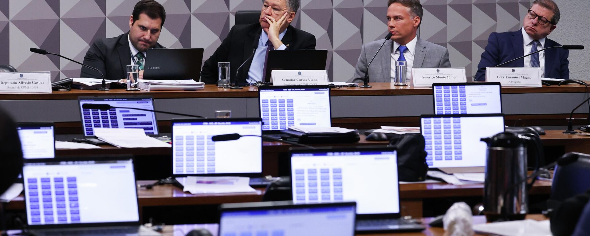 Reunião da Comissão Parlamentar Mista de Inquérito (CPMI) do INSS  para tomar depoimento do presidente da Amar Brasil Clube de Benefícios (ABCB), Américo Monte Júnior, Brasília, 4 de dezembro de 2025 - Sputnik Brasil, 1920, 27.02.2026