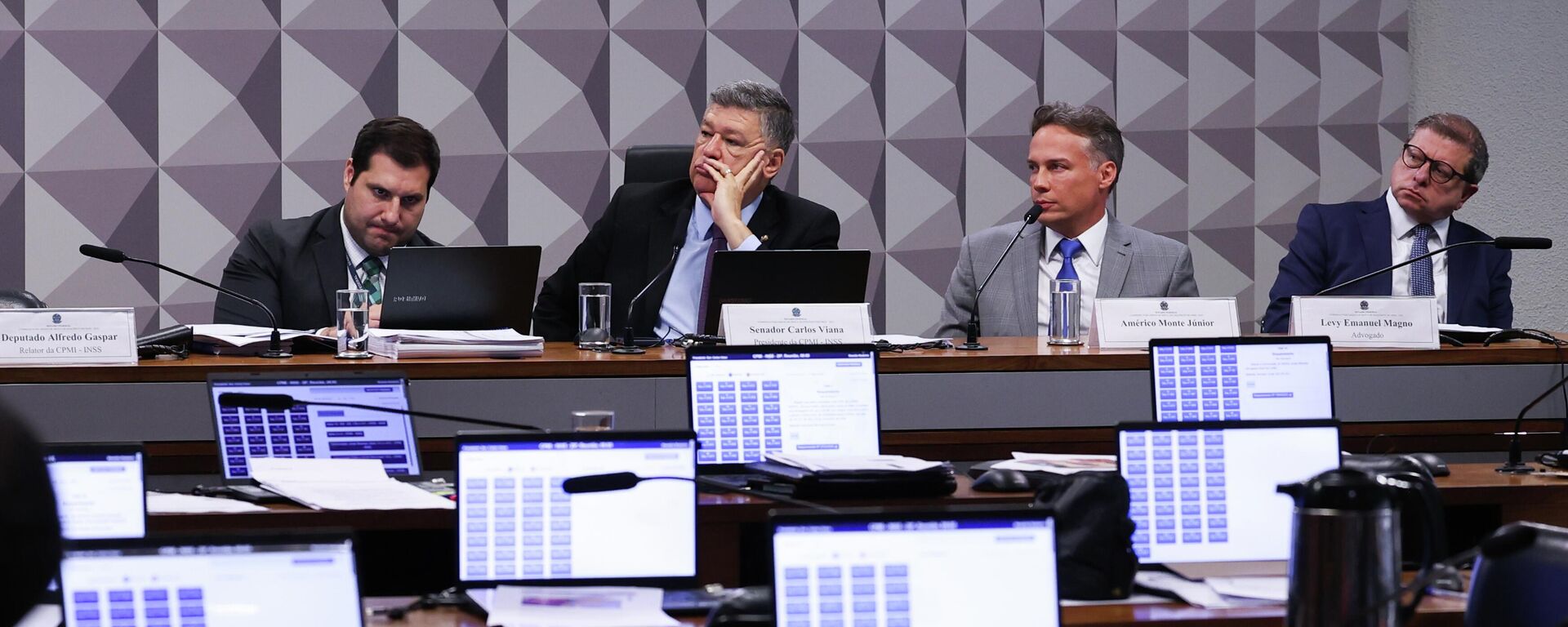 Reunião da Comissão Parlamentar Mista de Inquérito (CPMI) do INSS  para tomar depoimento do presidente da Amar Brasil Clube de Benefícios (ABCB), Américo Monte Júnior, Brasília, 4 de dezembro de 2025 - Sputnik Brasil, 1920, 27.02.2026