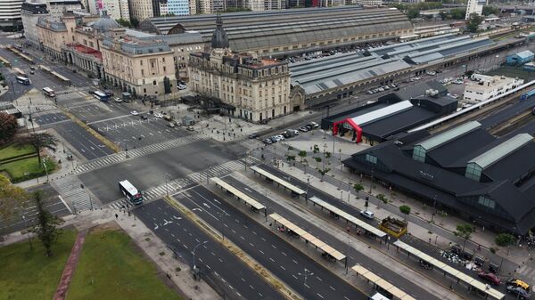 Vista do Retiro, principal centro de transportes de Buenos Aires, Argentina, durante uma greve sindical em protesto contra a proposta de reforma trabalhista do presidente Javier Milei,19 de fevereiro de 2026 - Sputnik Brasil