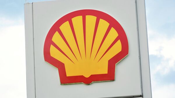 Este é o logotipo da Shell Oil em frente a um posto de gasolina da Shell em Pittsburgh, 25 de junho de 2025 - Sputnik Brasil