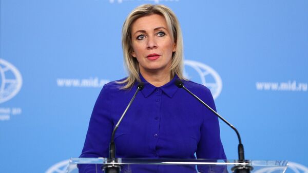 Официальный представитель Министерства иностранных дел России Мария Захарова во время брифинга в Москве  - Sputnik Brasil
