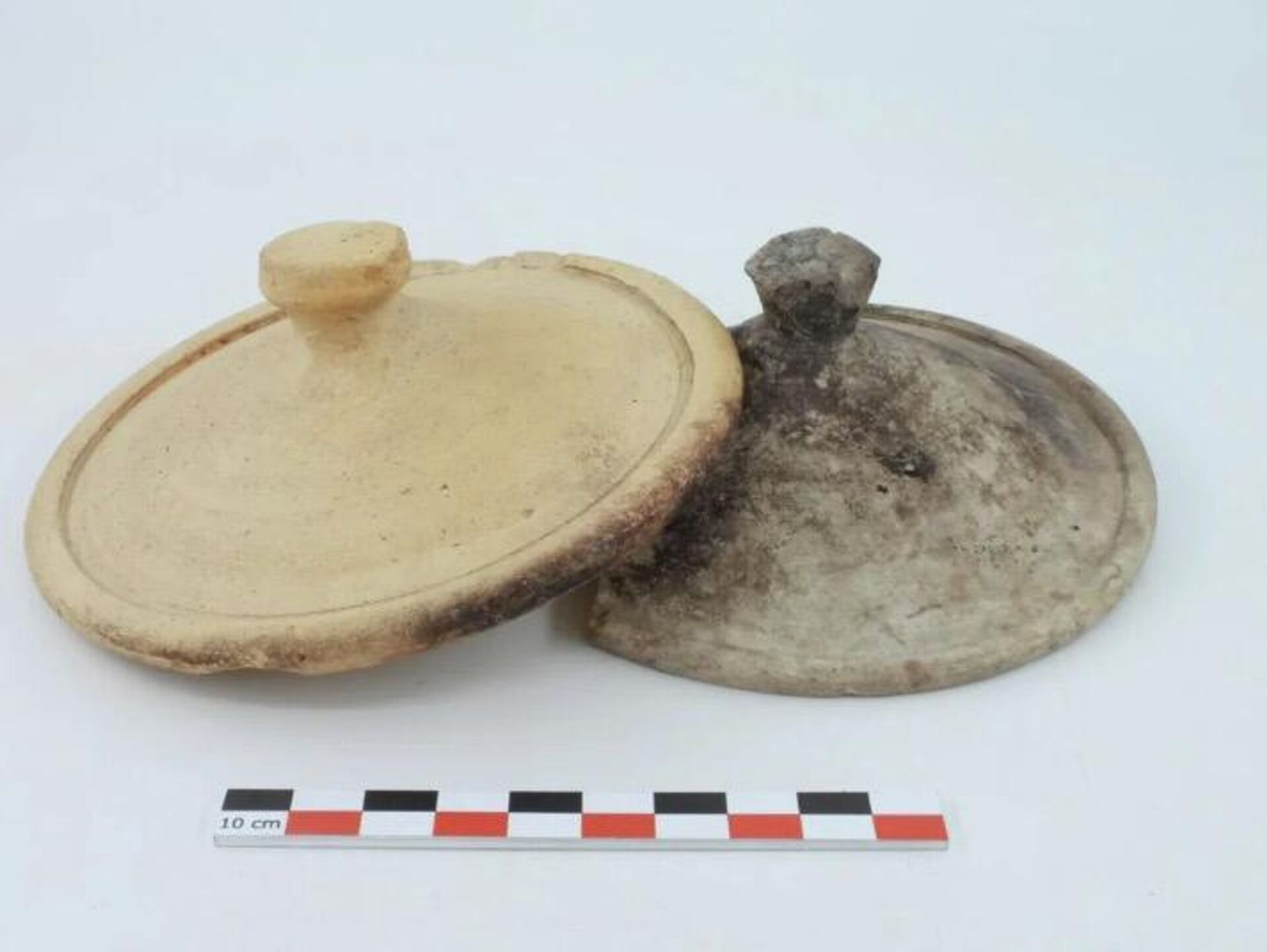 Tampas de cerâmica descobertas durante escavações em Estrasburgo