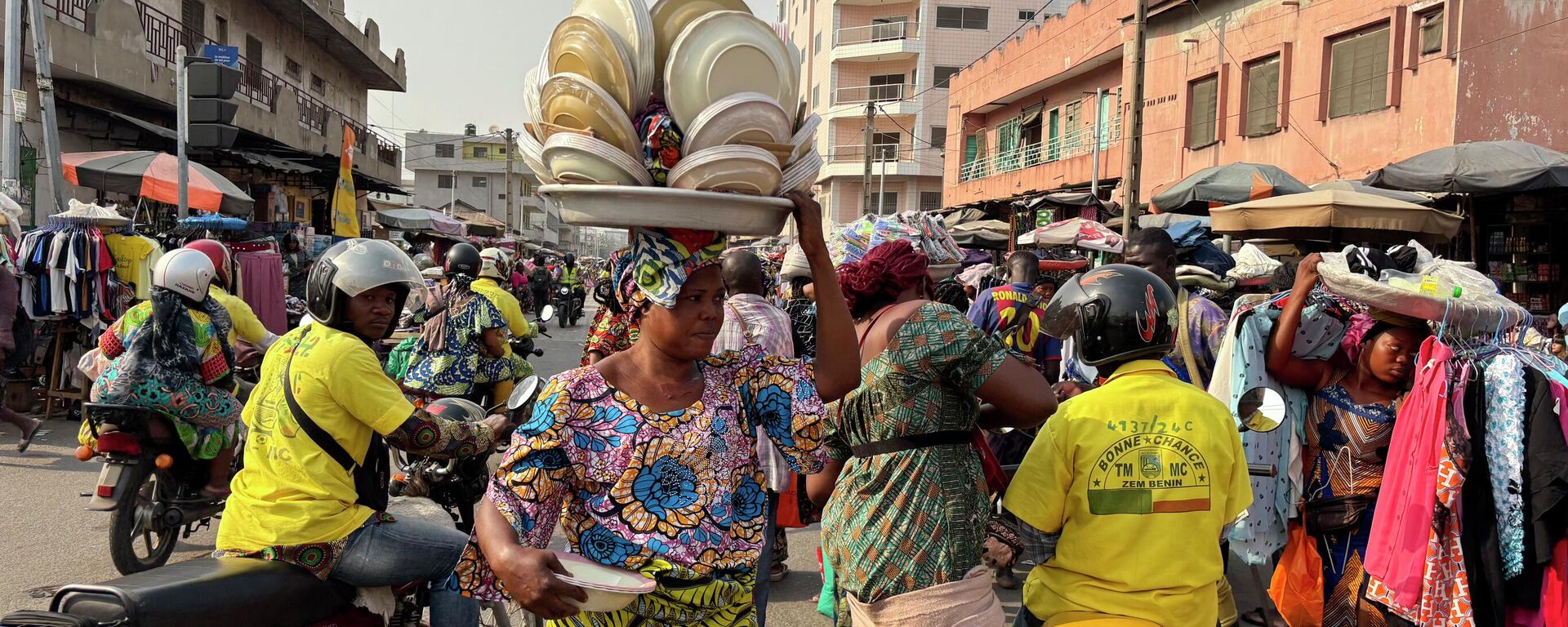 Um dia no cotidiano do mercado em Cotonou, Benin. - Sputnik Brasil, 1920, 27.02.2026