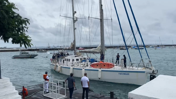 Aleixo Belov e tripulação do veleiro-escola Fraternidade atracando  2º Distrito Naval da Marinha do Brasil, no bairro do Comércio, em Salvador, Bahia. - Sputnik Brasil