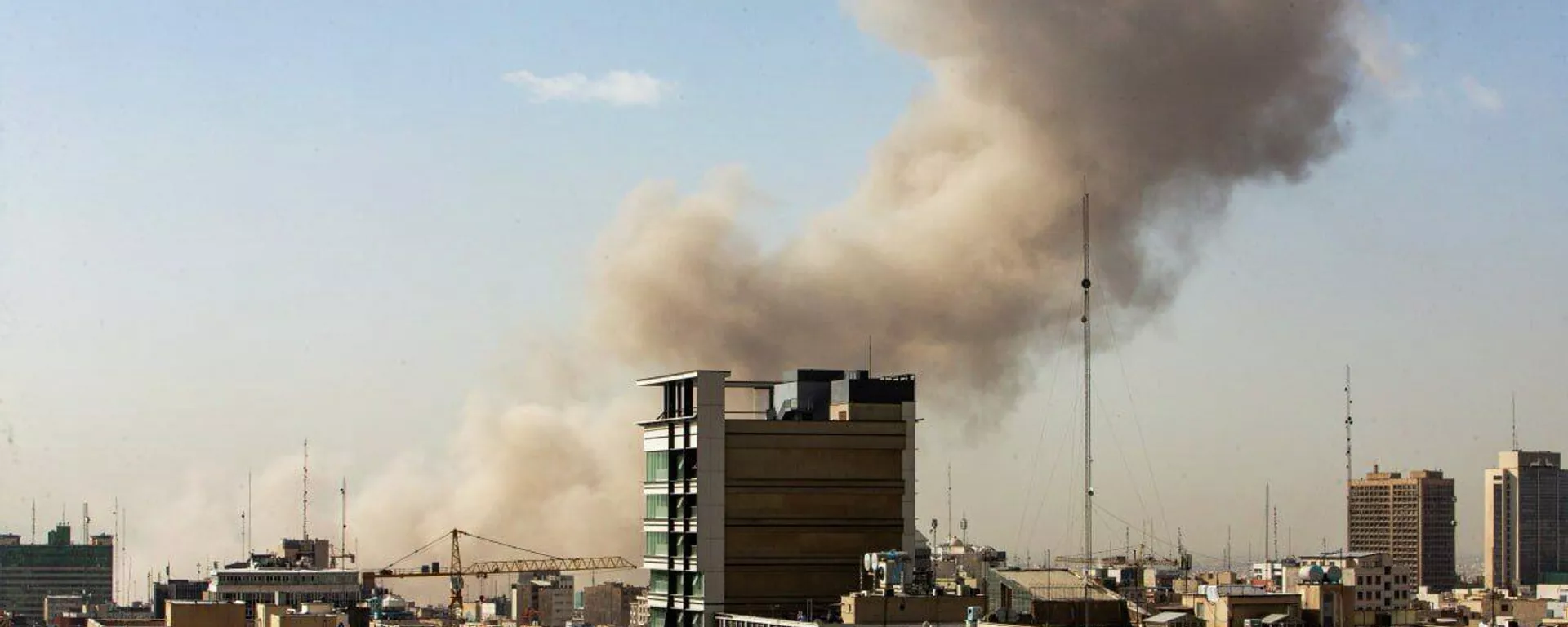  Irã sob ataque dos EUA e de Israel Fortes explosões foram ouvidas em algumas partes de Teerã - Sputnik Brasil, 1920, 16.03.2026