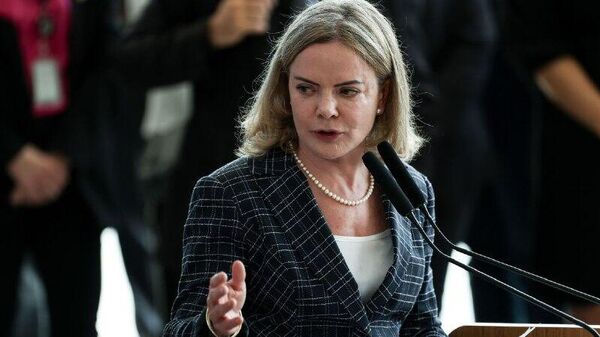 Gleisi Hoffmann critica Flávio Bolsonaro por 'subserviência' a Trump - Sputnik Brasil