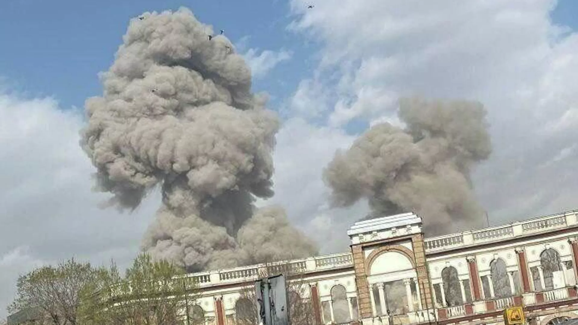 Pessoas observando a fumaça subindo acima do horizonte após uma explosão em Teerã, Irã Pessoas observando a fumaça subindo acima do horizonte após uma explosão em Teerã, Irã - Sputnik Brasil, 1920, 15.03.2026
