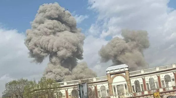 Pessoas observando a fumaça subindo acima do horizonte após uma explosão em Teerã, Irã  - Sputnik Brasil