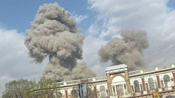 Pessoas observando a fumaça subindo acima do horizonte após uma explosão em Teerã, Irã  - Sputnik Brasil