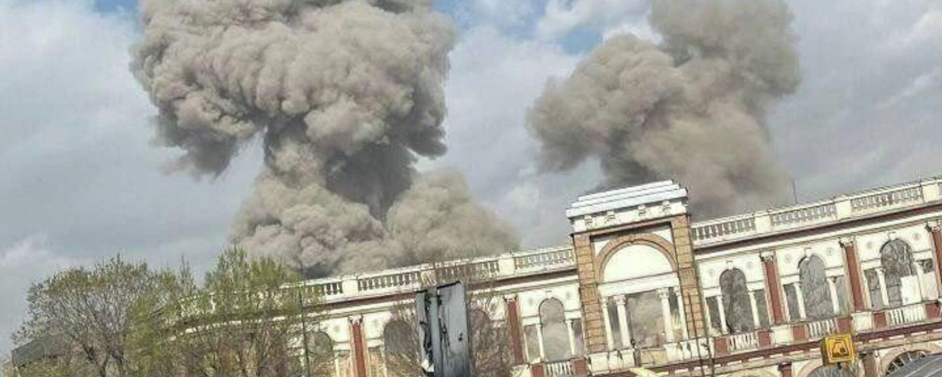 Pessoas observando a fumaça subindo acima do horizonte após uma explosão em Teerã, Irã  - Sputnik Brasil, 1920, 01.03.2026