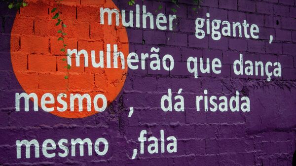 Mural em homenagem a Tainara Souza Santos é pintado por artistas na Marginal Tietê, em São Paulo, em memória da vítima de feminicídio. - Sputnik Brasil