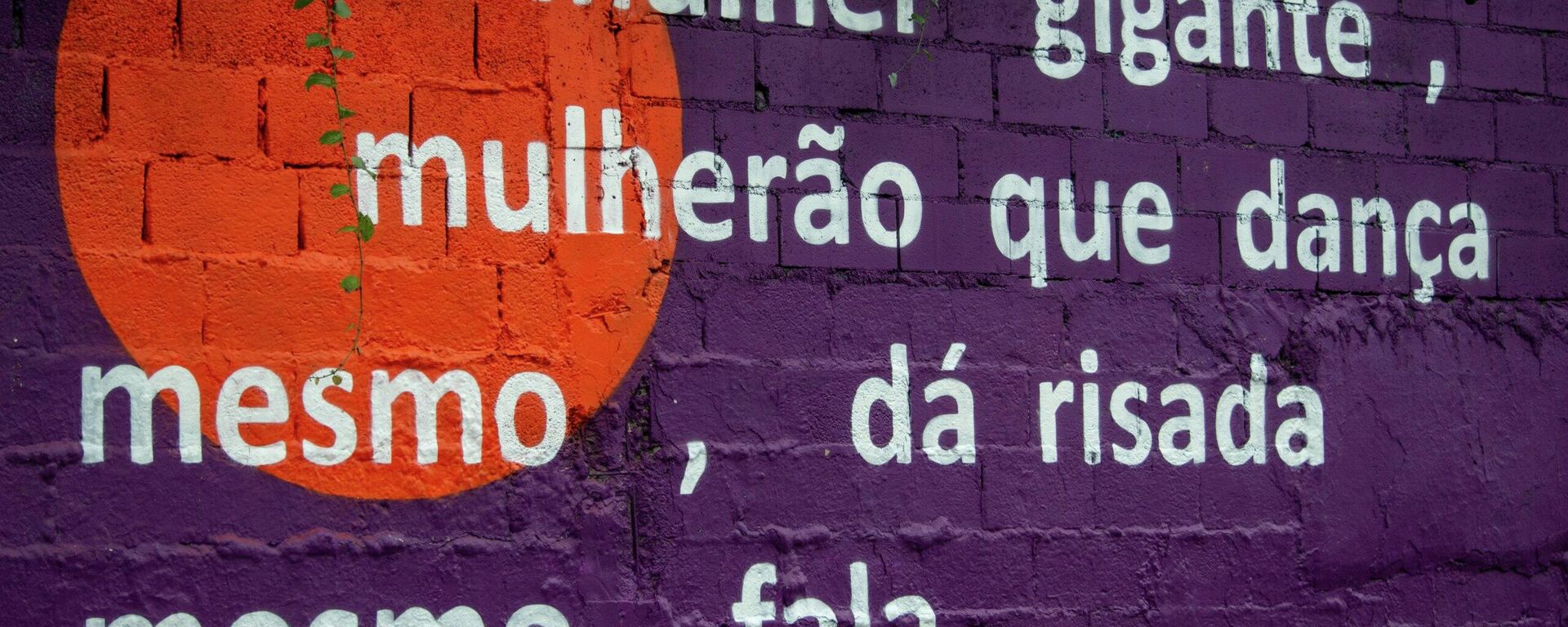 Mural em homenagem a Tainara Souza Santos é pintado por artistas na Marginal Tietê, em São Paulo, em memória da vítima de feminicídio. - Sputnik Brasil, 1920, 01.03.2026