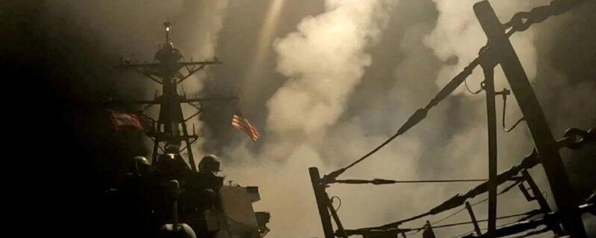 Ataque EUA-Israel ao Irã pode provocar aumento nos preços do petróleo e riscos à segurança no Mar Vermelho, diz analista - Sputnik Brasil, 1920, 01.03.2026